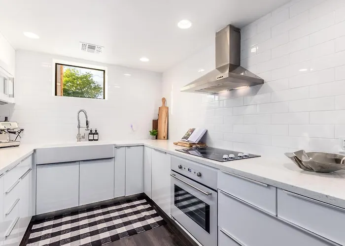 Live Above Shops And Restaurants In Oldtown Holiday home *
